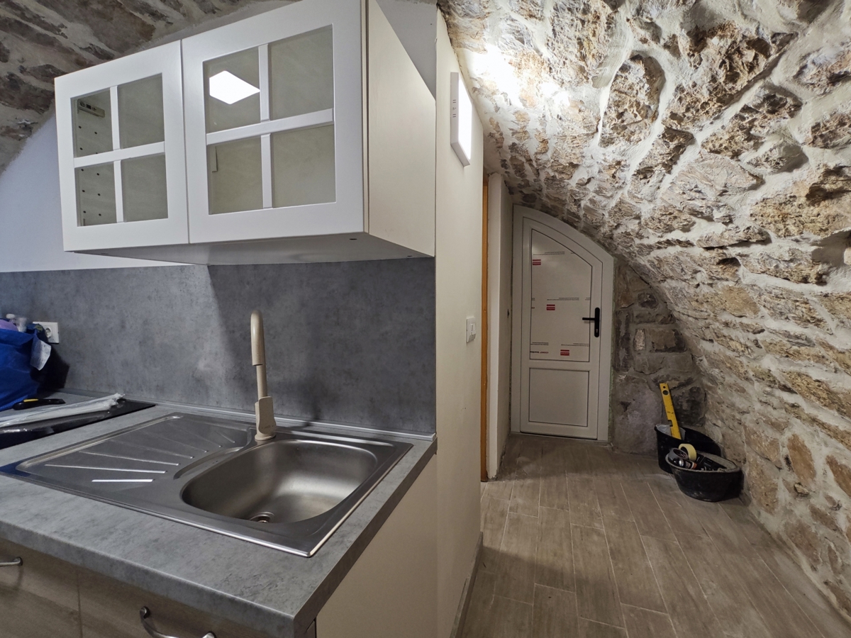KRK – avtentična kamnita vrstna hiša z 2 apartmajema