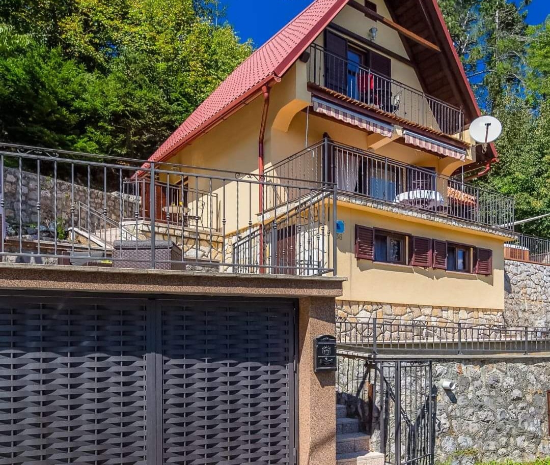 GORSKI KOTAR, FUŽINE - Hiša z jacuzzijem