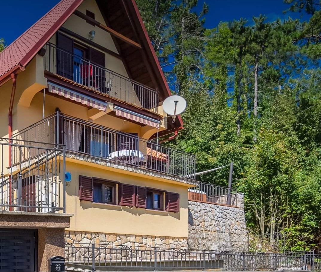 GORSKI KOTAR, FUŽINE - Hiša z jacuzzijem