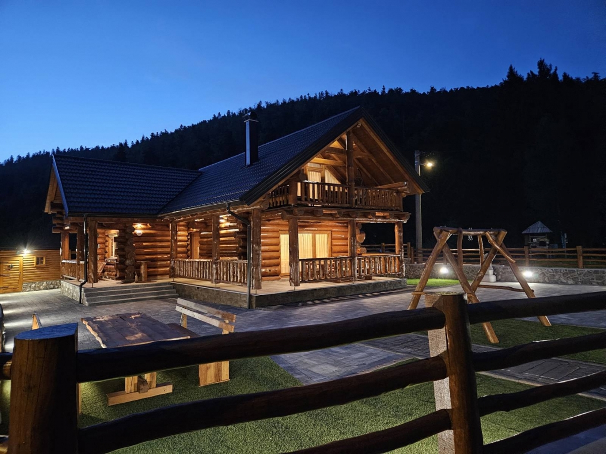 GORSKI KOTAR, FUŽINE - Planinska hiša s savno in jacuzzijem