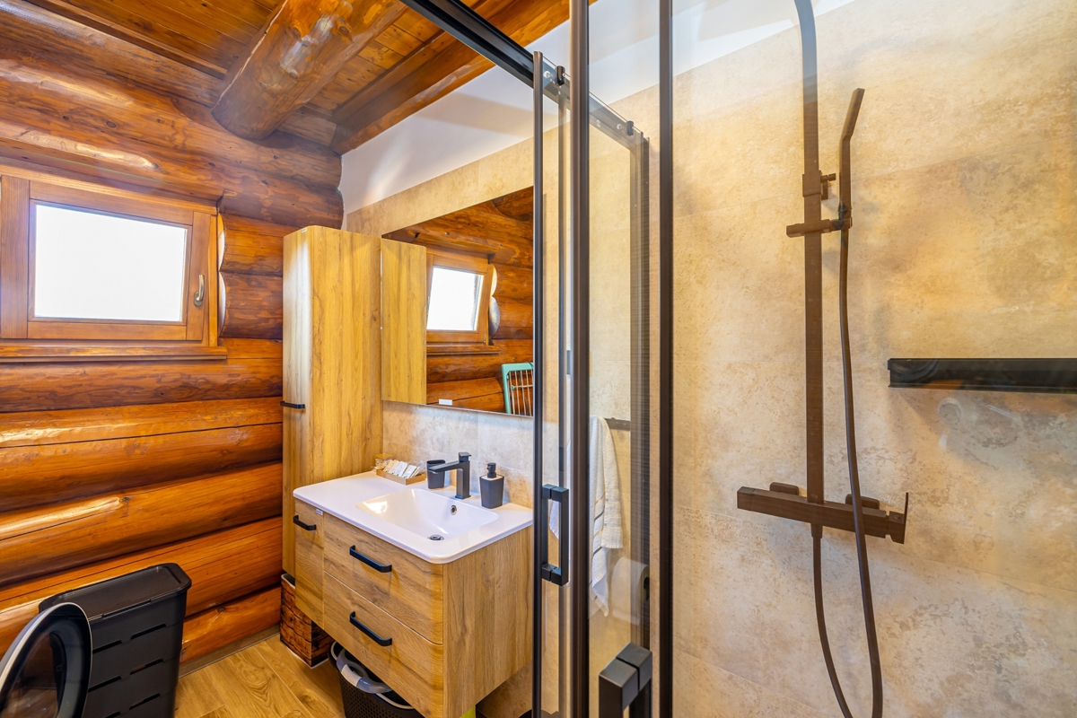 GORSKI KOTAR, FUŽINE - Planinska hiša s savno in jacuzzijem