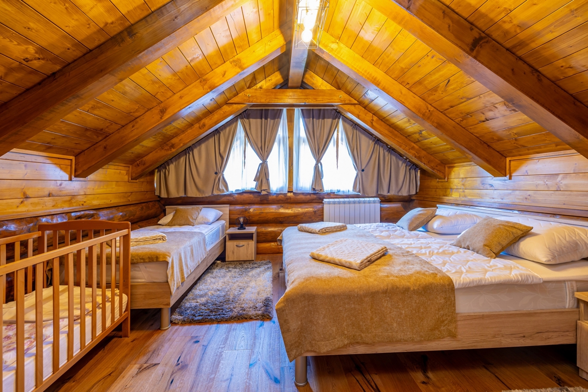 GORSKI KOTAR, FUŽINE - Planinska hiša s savno in jacuzzijem