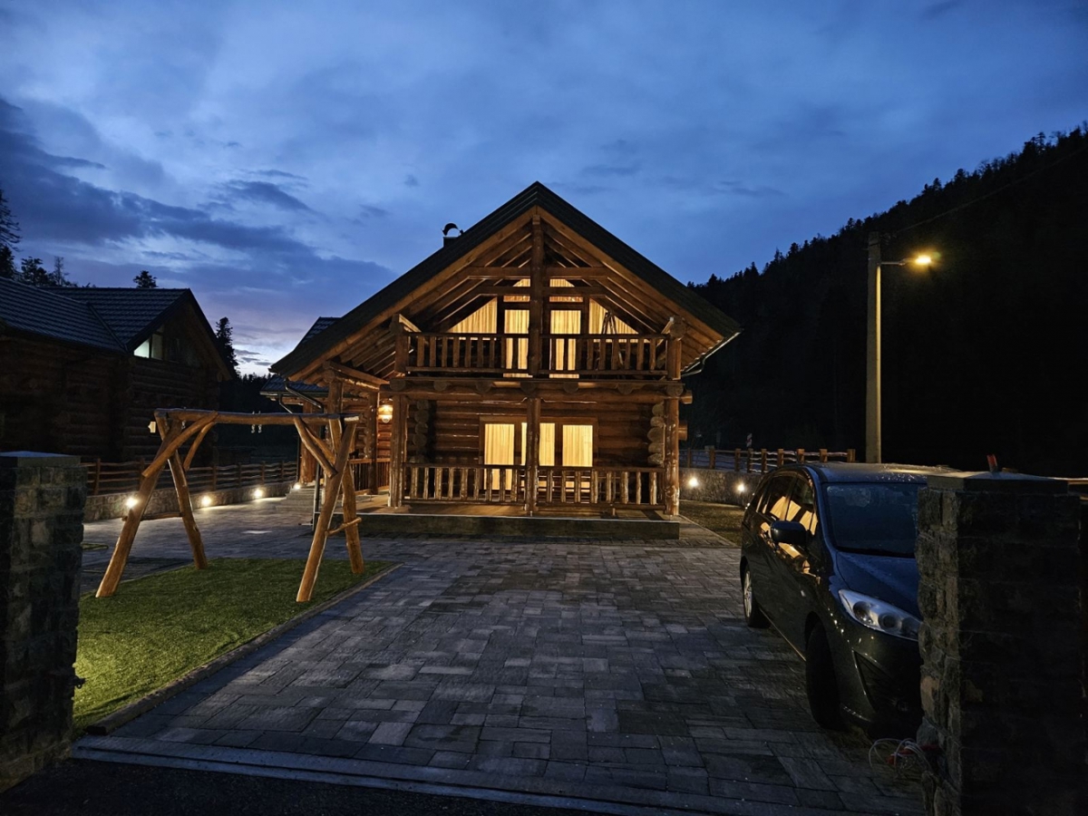 GORSKI KOTAR, FUŽINE - Planinska hiša s savno in jacuzzijem