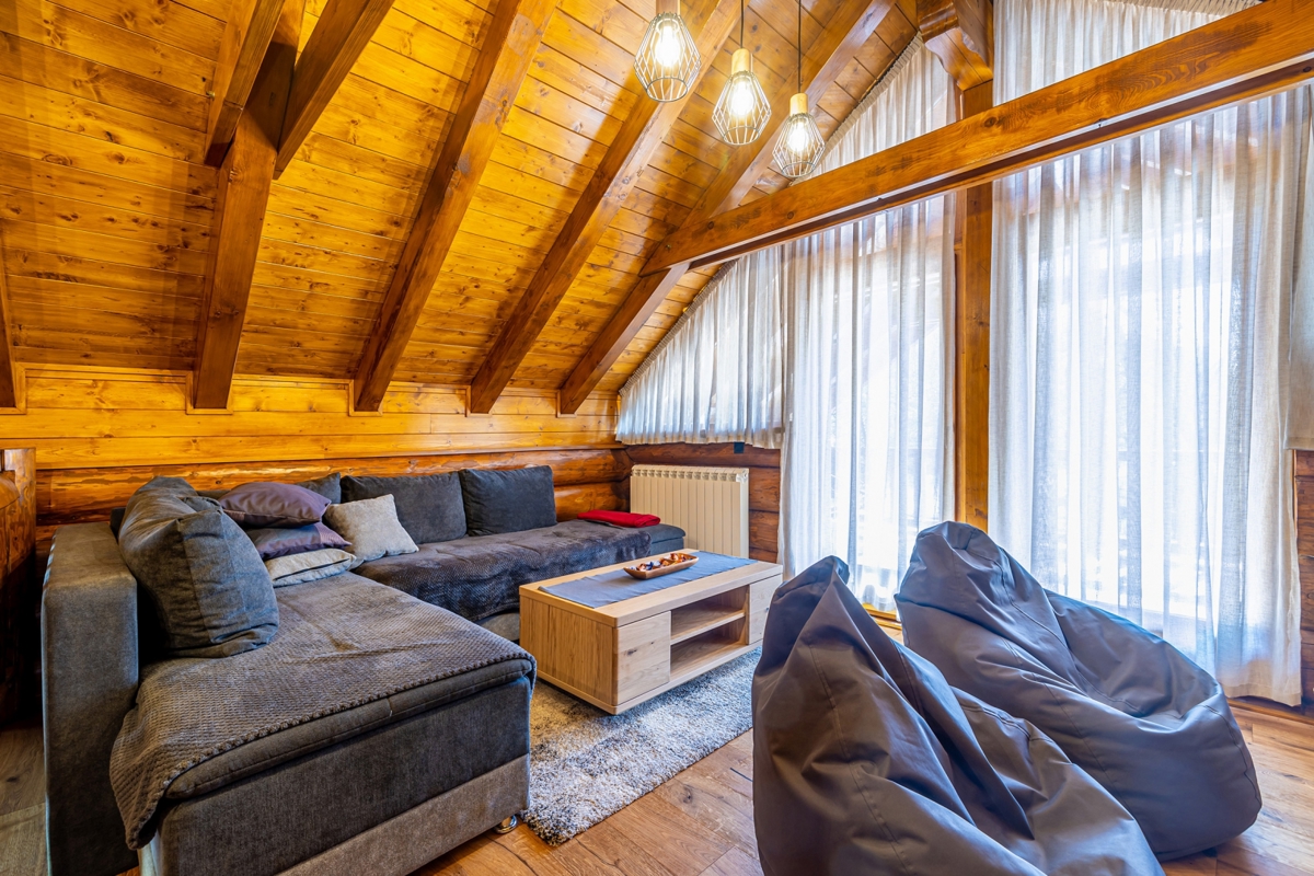 GORSKI KOTAR, FUŽINE - Planinska hiša s savno in jacuzzijem