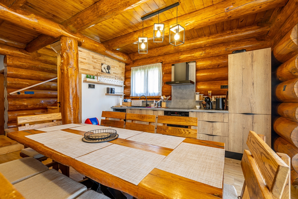 GORSKI KOTAR, FUŽINE - Planinska hiša s savno in jacuzzijem