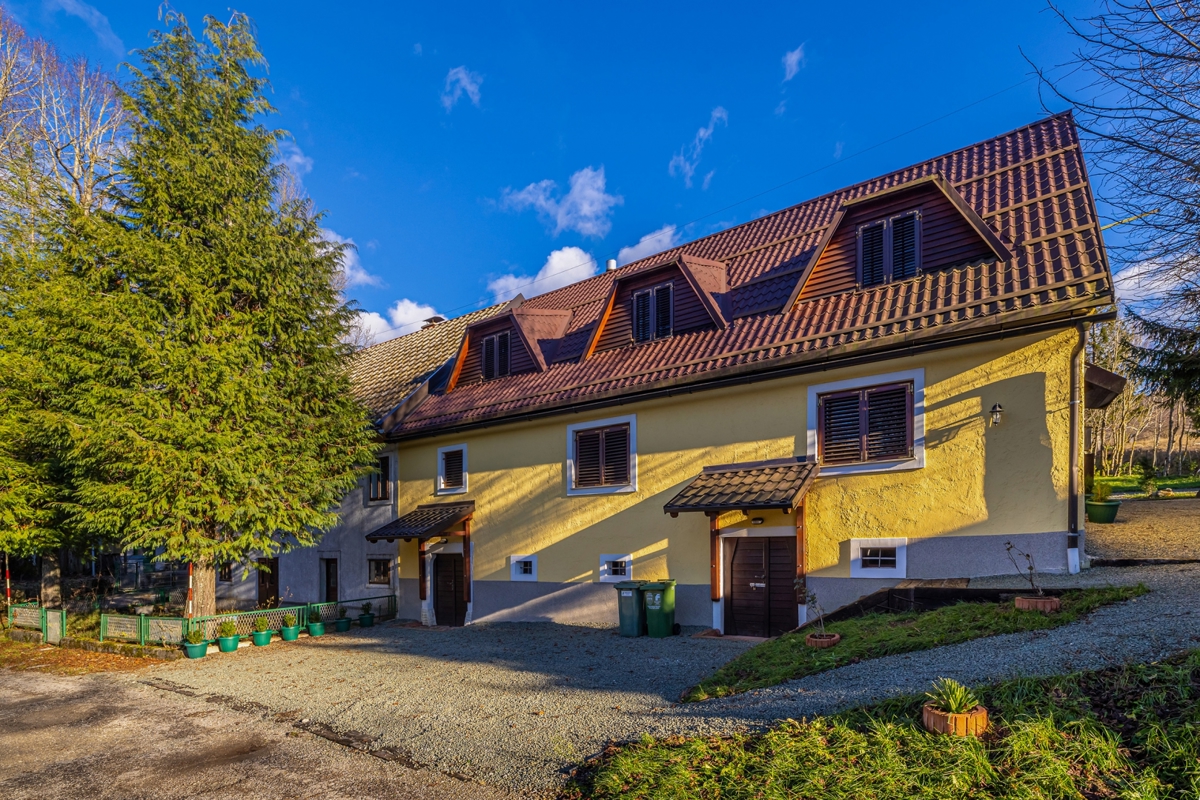 GORSKI KOTAR - Hiša dvojček z lepim vrtom