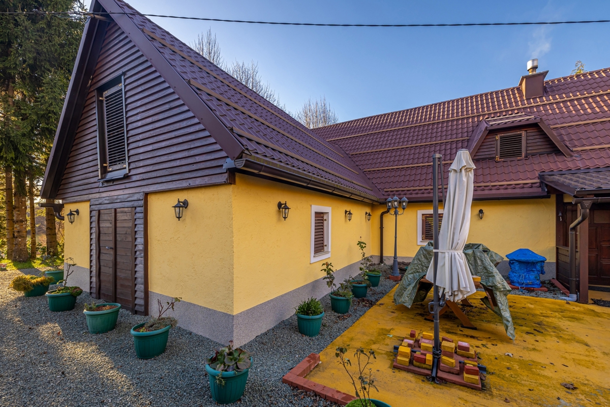 GORSKI KOTAR - Hiša dvojček z lepim vrtom