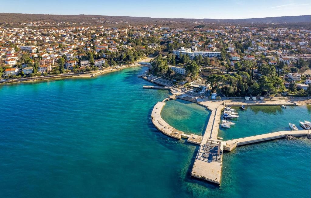 OTOK KRK, MALINSKA - Vila prvi red do morja