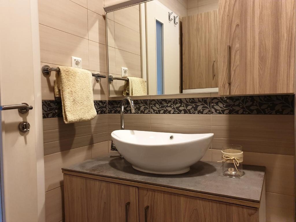 RAVNA GORA – Hiša z wellnessom, stanovanjem in dvoriščem za mirno življenje