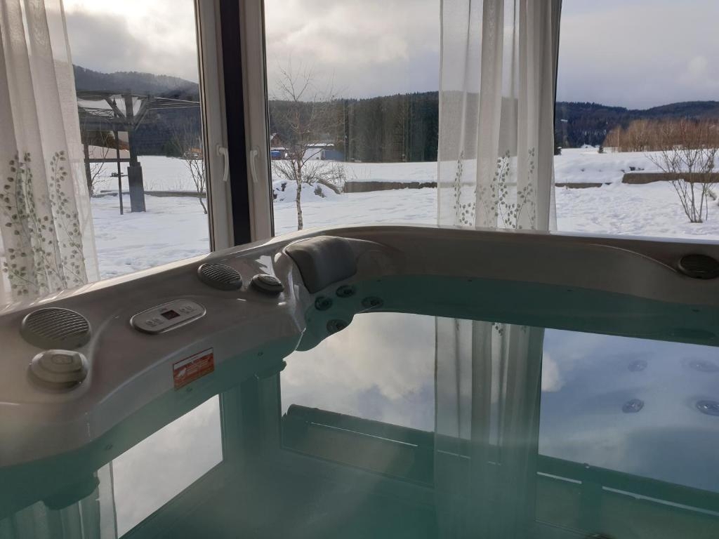 RAVNA GORA – Hiša z wellnessom, stanovanjem in dvoriščem za mirno življenje