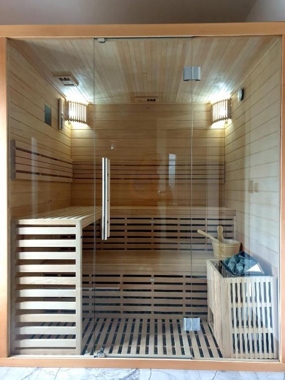 RAVNA GORA – Hiša z wellnessom, stanovanjem in dvoriščem za mirno življenje