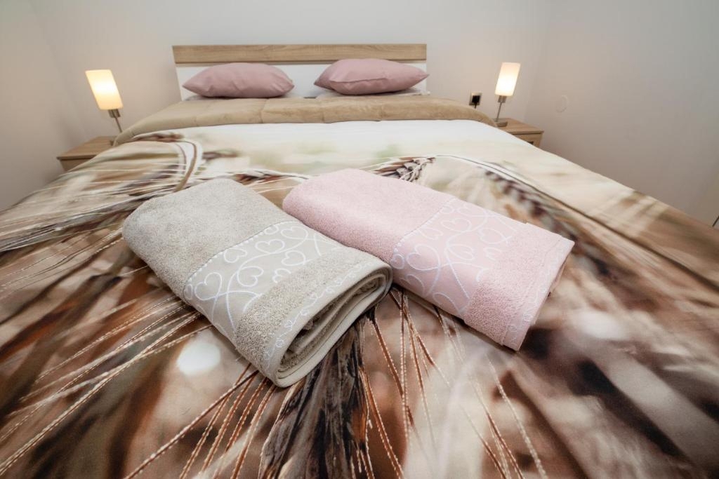 RAVNA GORA – Hiša z wellnessom, stanovanjem in dvoriščem za mirno življenje