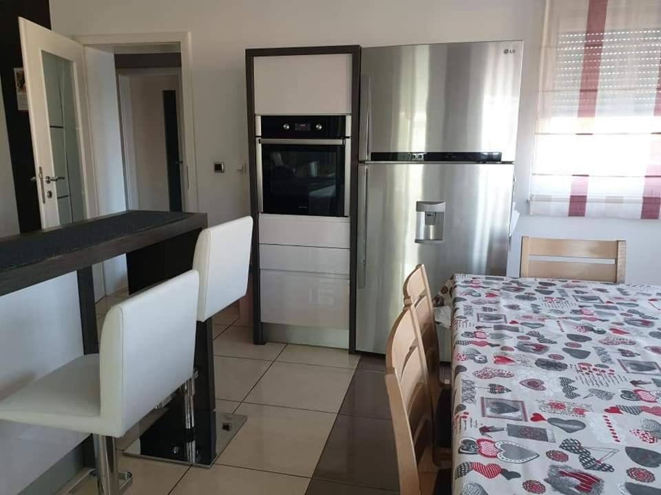 RAVNA GORA – Hiša z wellnessom, stanovanjem in dvoriščem za mirno življenje