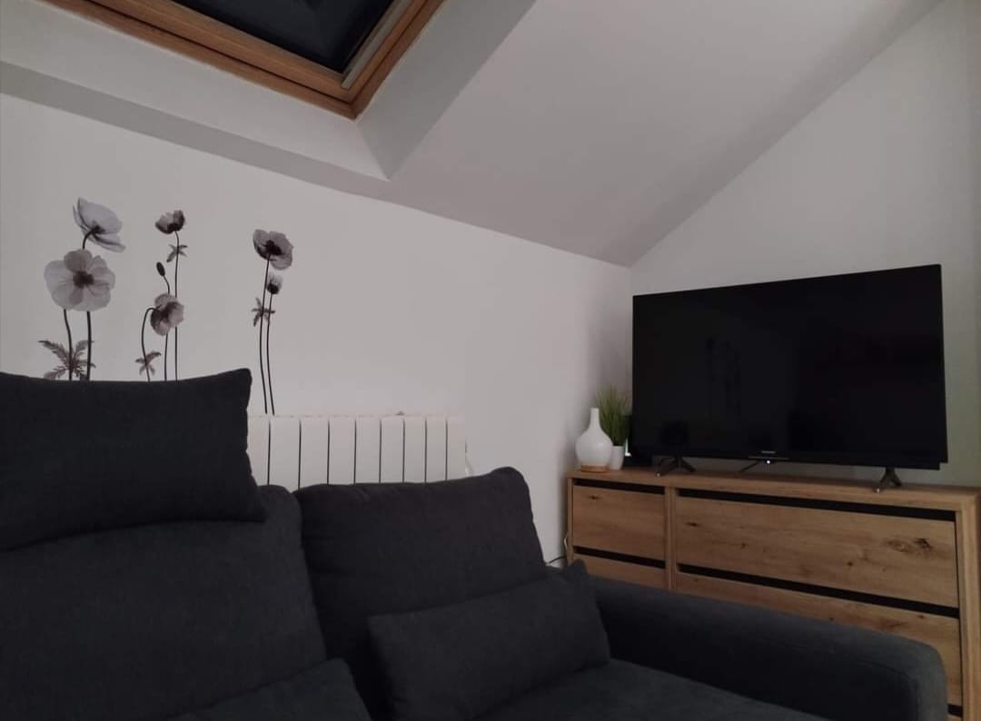 RAVNA GORA – Hiša z wellnessom, stanovanjem in dvoriščem za mirno življenje