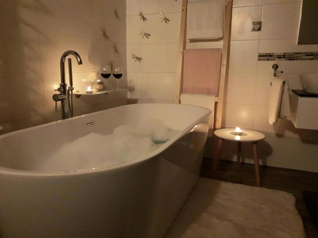 RAVNA GORA – Hiša z wellnessom, stanovanjem in dvoriščem za mirno življenje