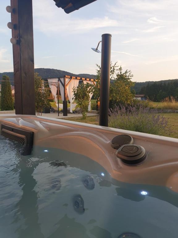 RAVNA GORA – Hiša z wellnessom, stanovanjem in dvoriščem za mirno življenje