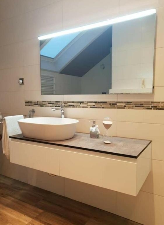 RAVNA GORA – Hiša z wellnessom, stanovanjem in dvoriščem za mirno življenje