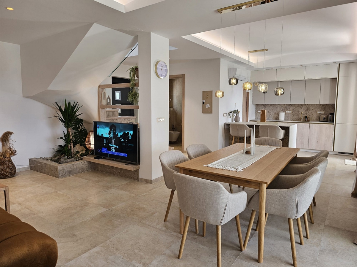 MESTO KRK, širše mestno območje - Moderna vila z bazenom