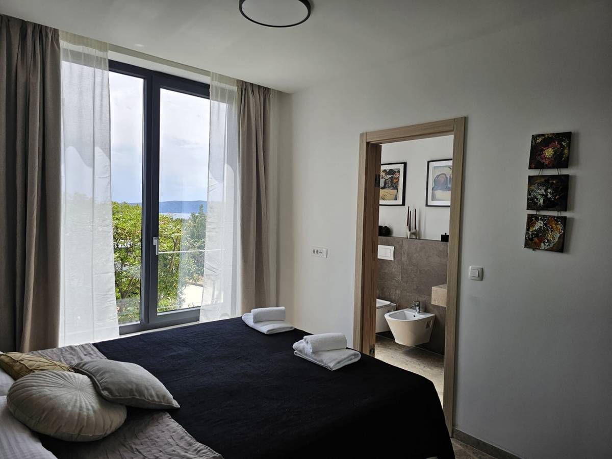 MESTO KRK, širše mestno območje - Moderna vila z bazenom