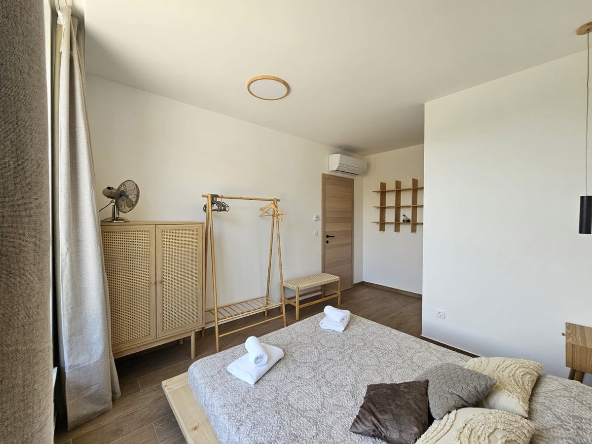 MESTO KRK, širše mestno območje - Moderna vila z bazenom