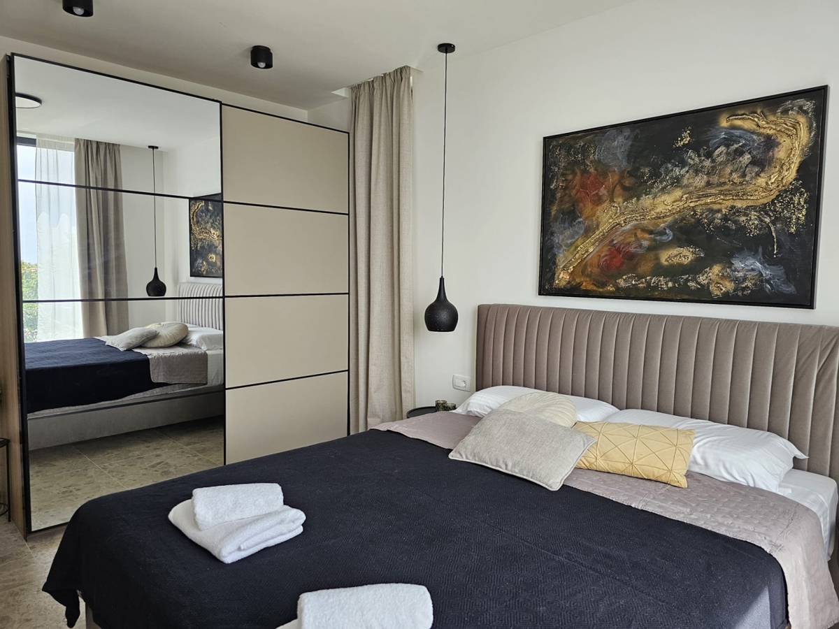 MESTO KRK, širše mestno območje - Moderna vila z bazenom