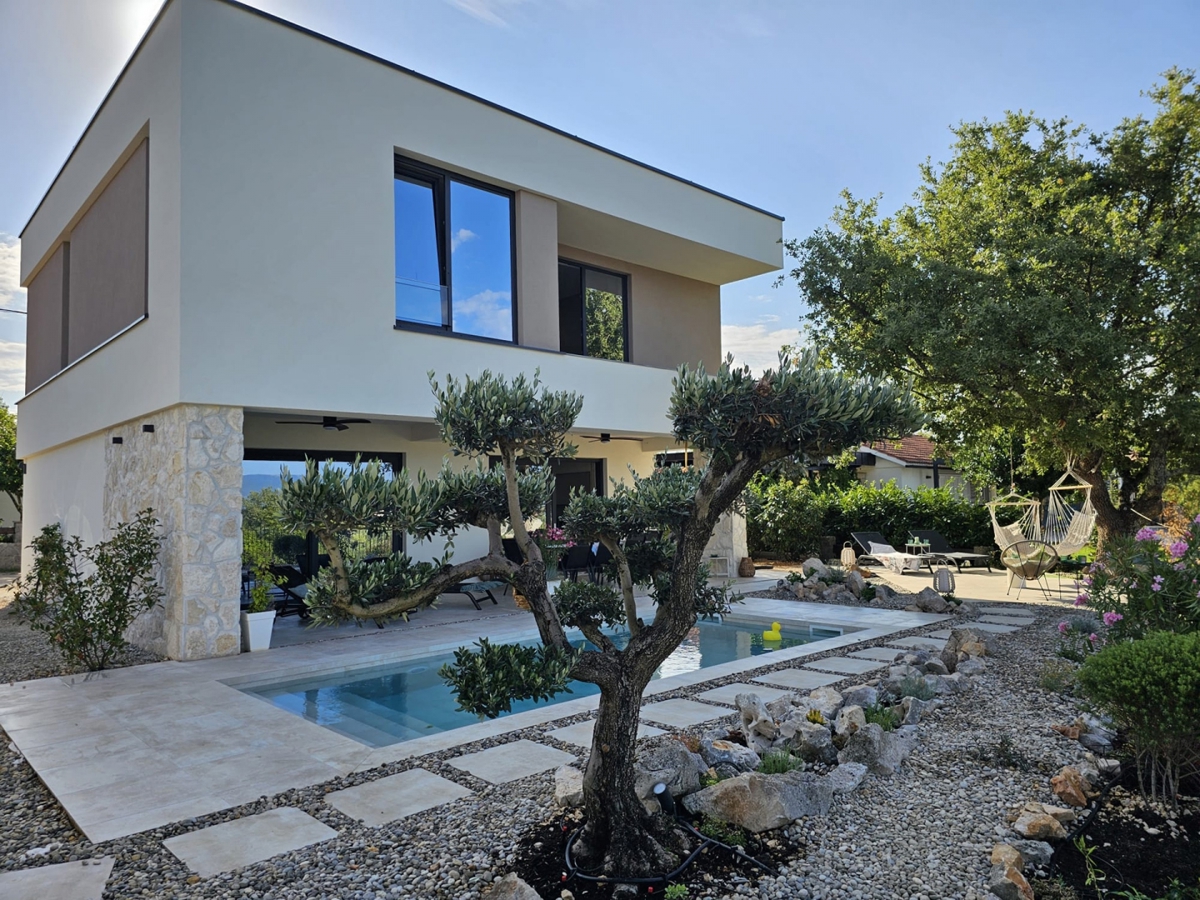 MESTO KRK, širše mestno območje - Moderna vila z bazenom