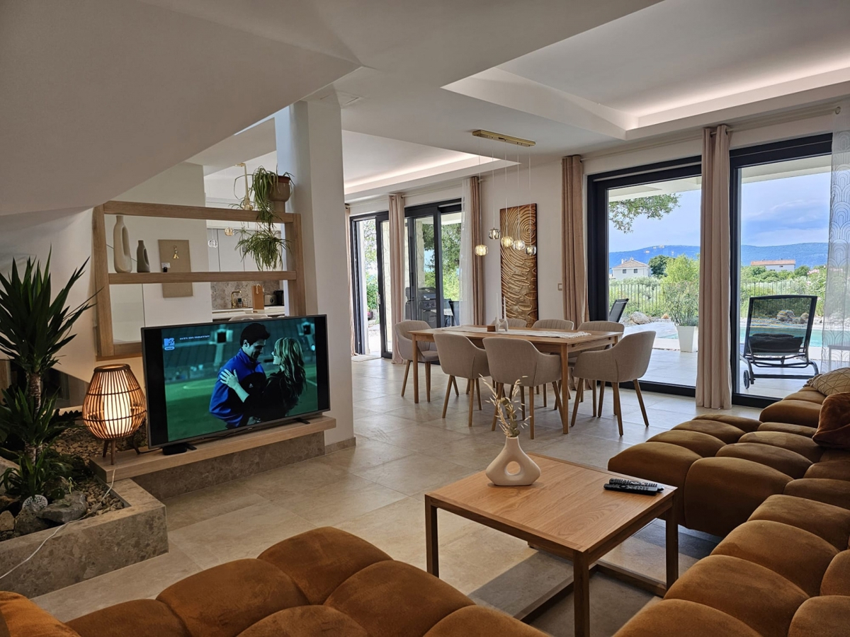 MESTO KRK, širše mestno območje - Moderna vila z bazenom