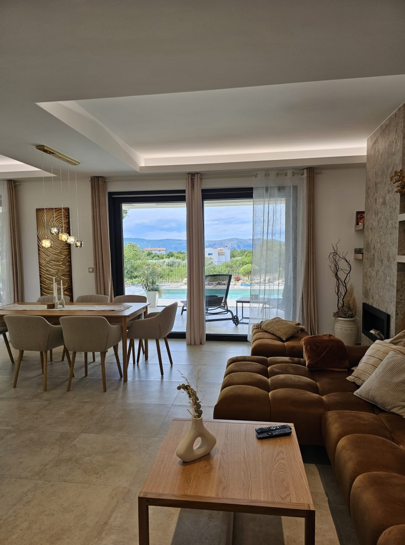 MESTO KRK, širše mestno območje - Moderna vila z bazenom