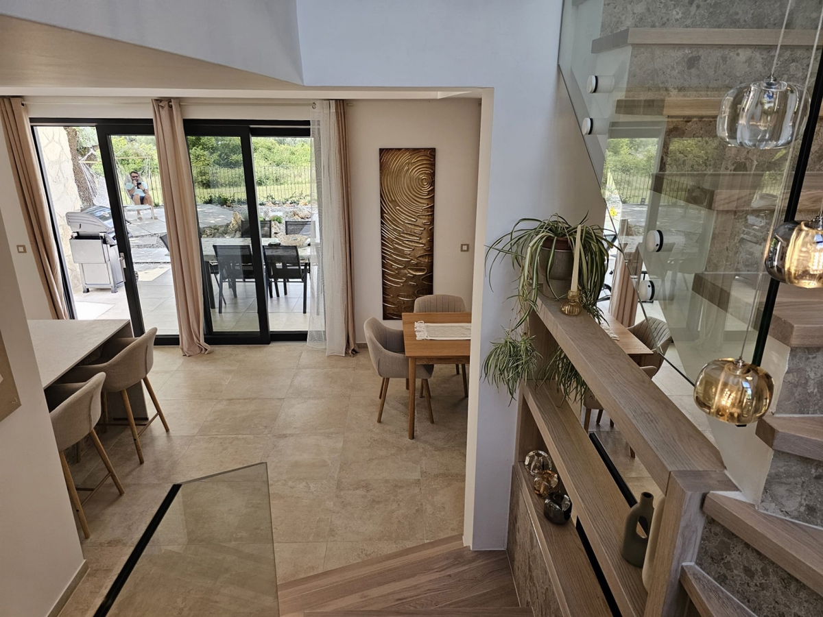 MESTO KRK, širše mestno območje - Moderna vila z bazenom