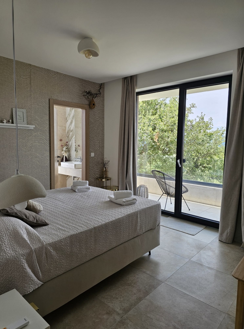 MESTO KRK, širše mestno območje - Moderna vila z bazenom