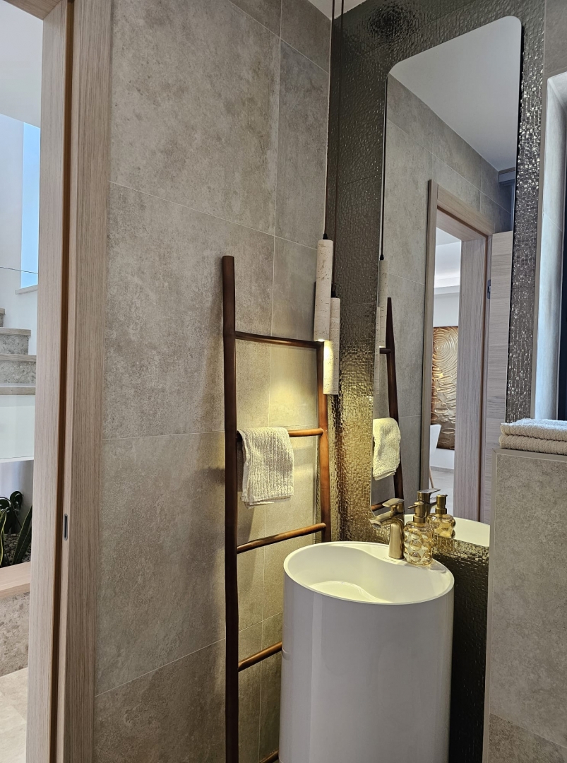 MESTO KRK, širše mestno območje - Moderna vila z bazenom