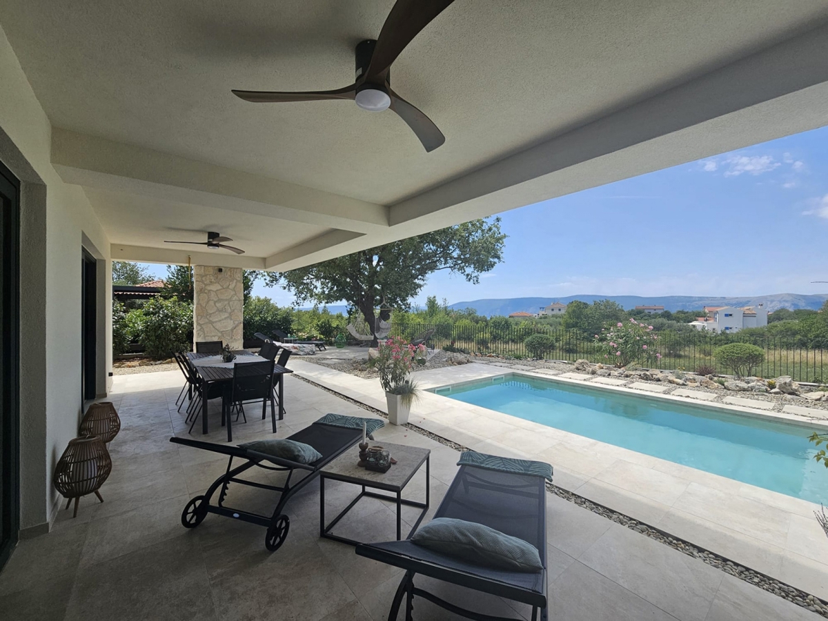 MESTO KRK, širše mestno območje - Moderna vila z bazenom