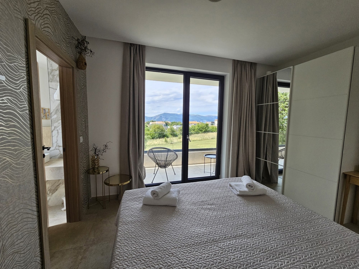 MESTO KRK, širše mestno območje - Moderna vila z bazenom