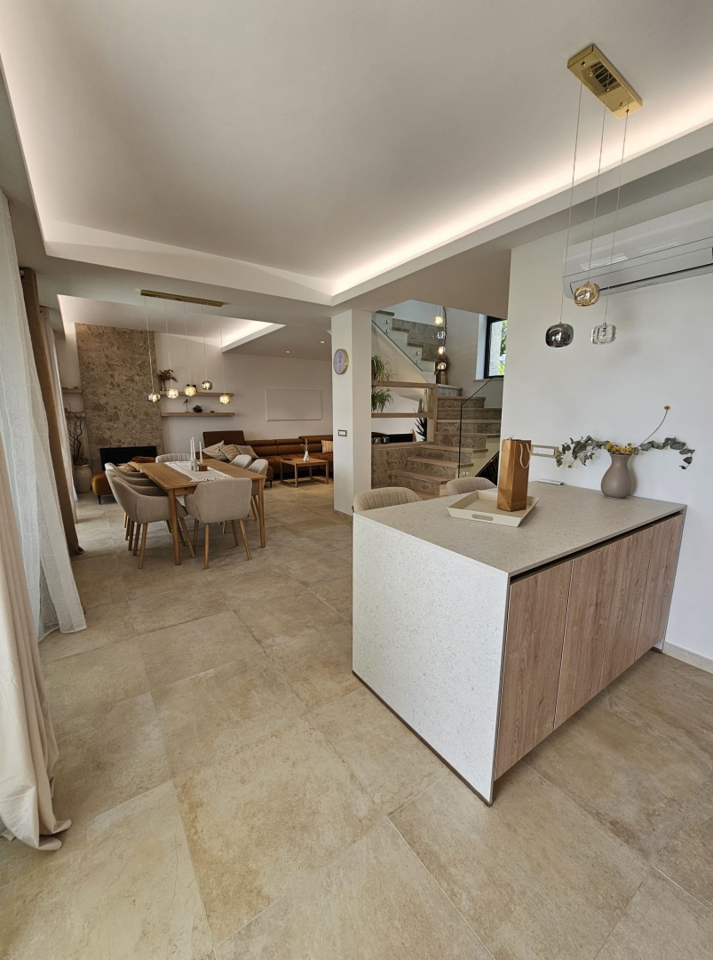 MESTO KRK, širše mestno območje - Moderna vila z bazenom