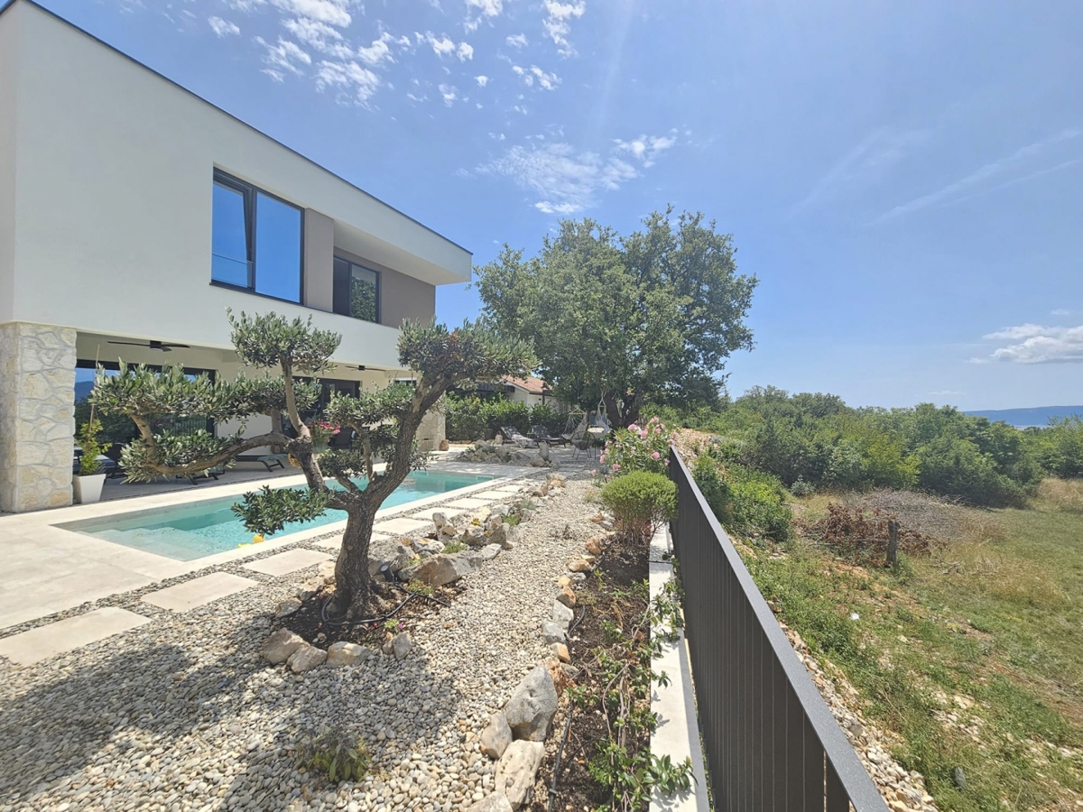 MESTO KRK, širše mestno območje - Moderna vila z bazenom