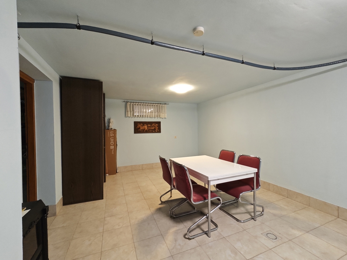 Območje MALINSKA - Samostojna hiša z dvema apartmajema in garažo