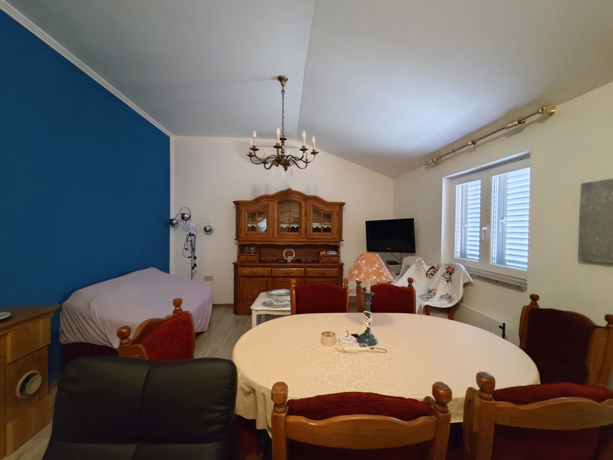 Območje MALINSKA - Samostojna hiša z dvema apartmajema in garažo