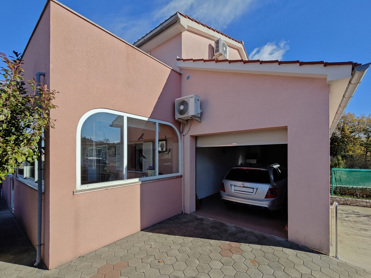 Območje MALINSKA - Samostojna hiša z dvema apartmajema in garažo