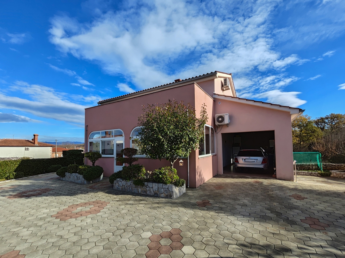 Območje MALINSKA - Samostojna hiša z dvema apartmajema in garažo