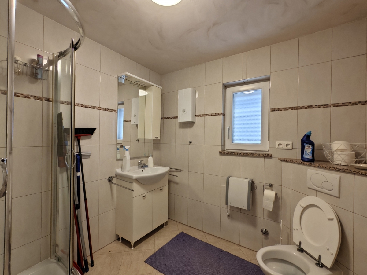 Območje MALINSKA - Samostojna hiša z dvema apartmajema in garažo