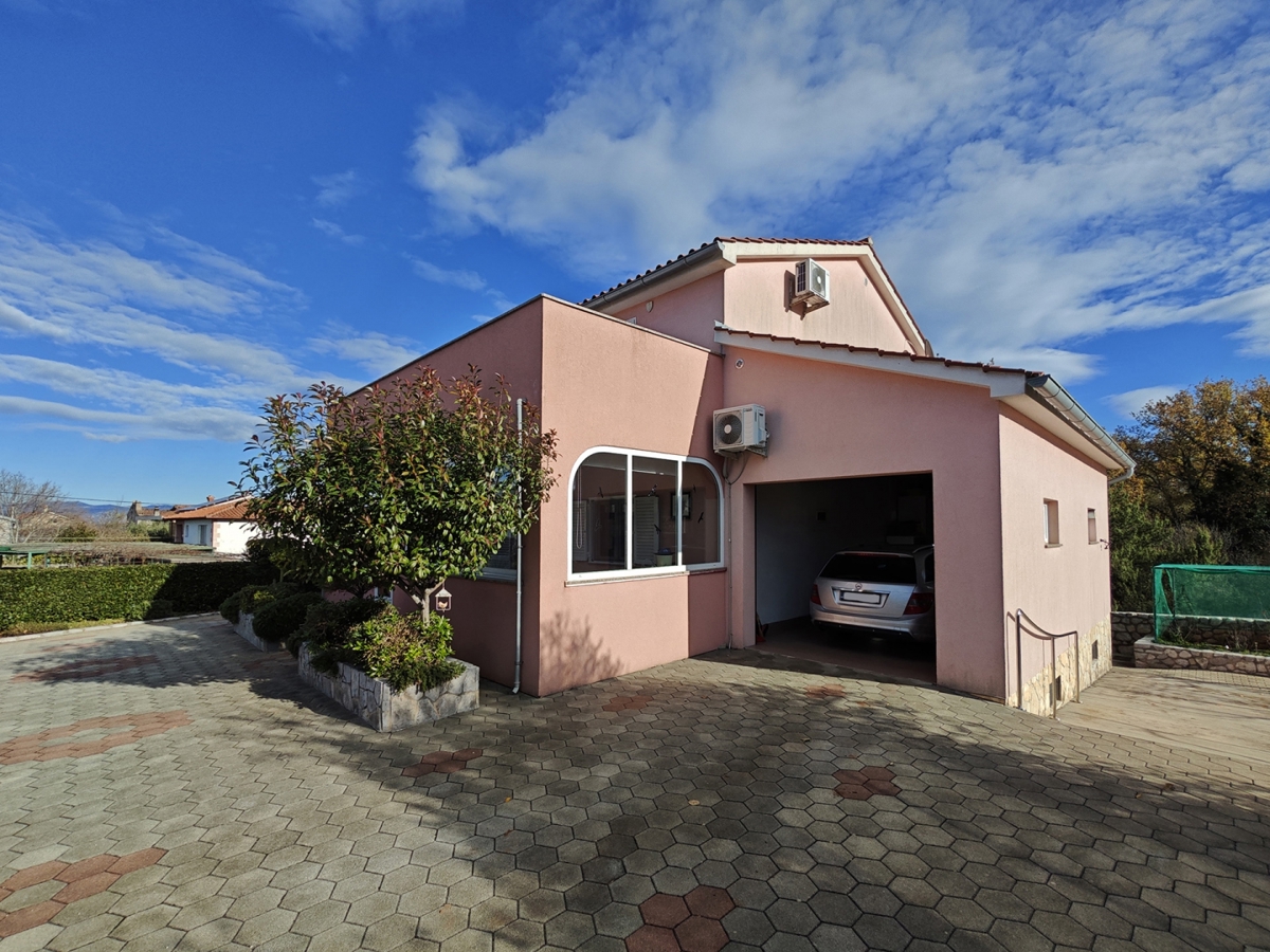 Območje MALINSKA - Samostojna hiša z dvema apartmajema in garažo