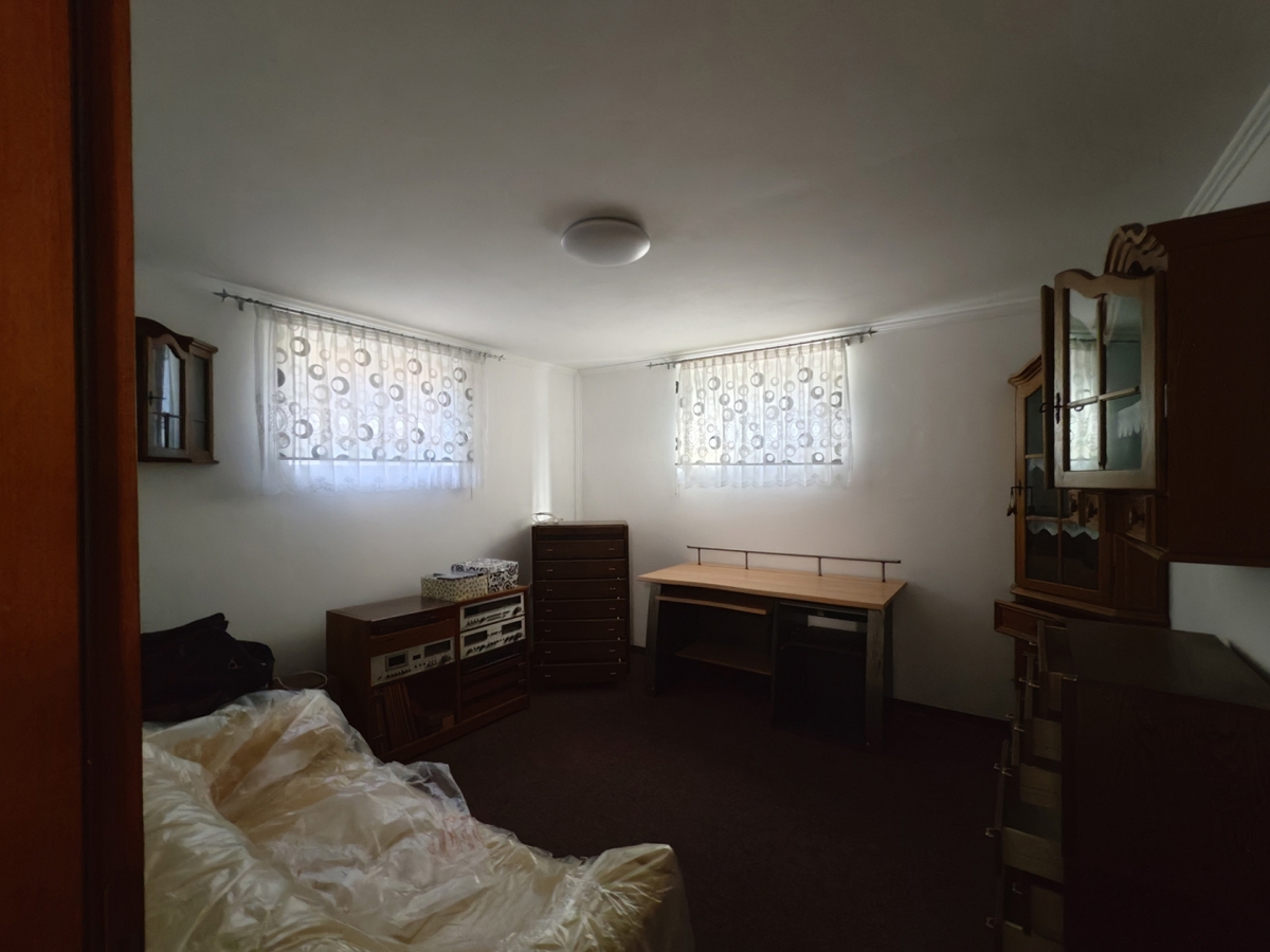 Območje MALINSKA - Samostojna hiša z dvema apartmajema in garažo