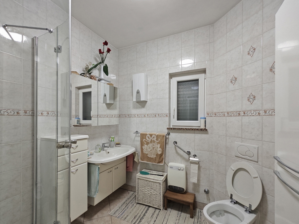 Območje MALINSKA - Samostojna hiša z dvema apartmajema in garažo