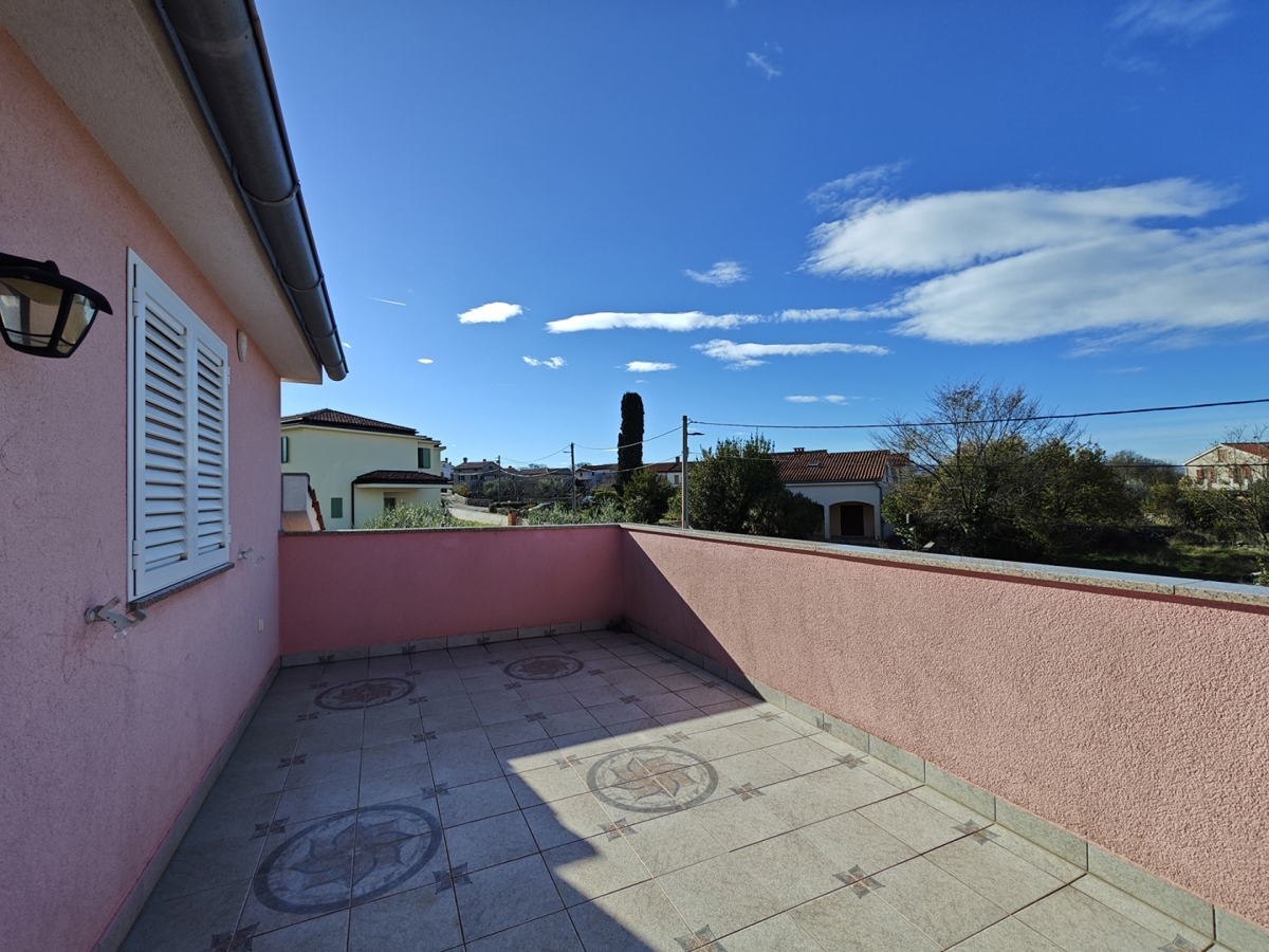 Območje MALINSKA - Samostojna hiša z dvema apartmajema in garažo