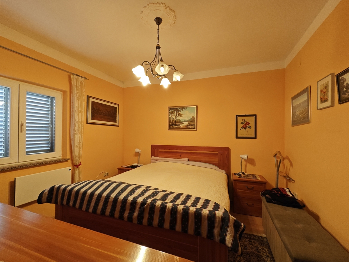 Območje MALINSKA - Samostojna hiša z dvema apartmajema in garažo