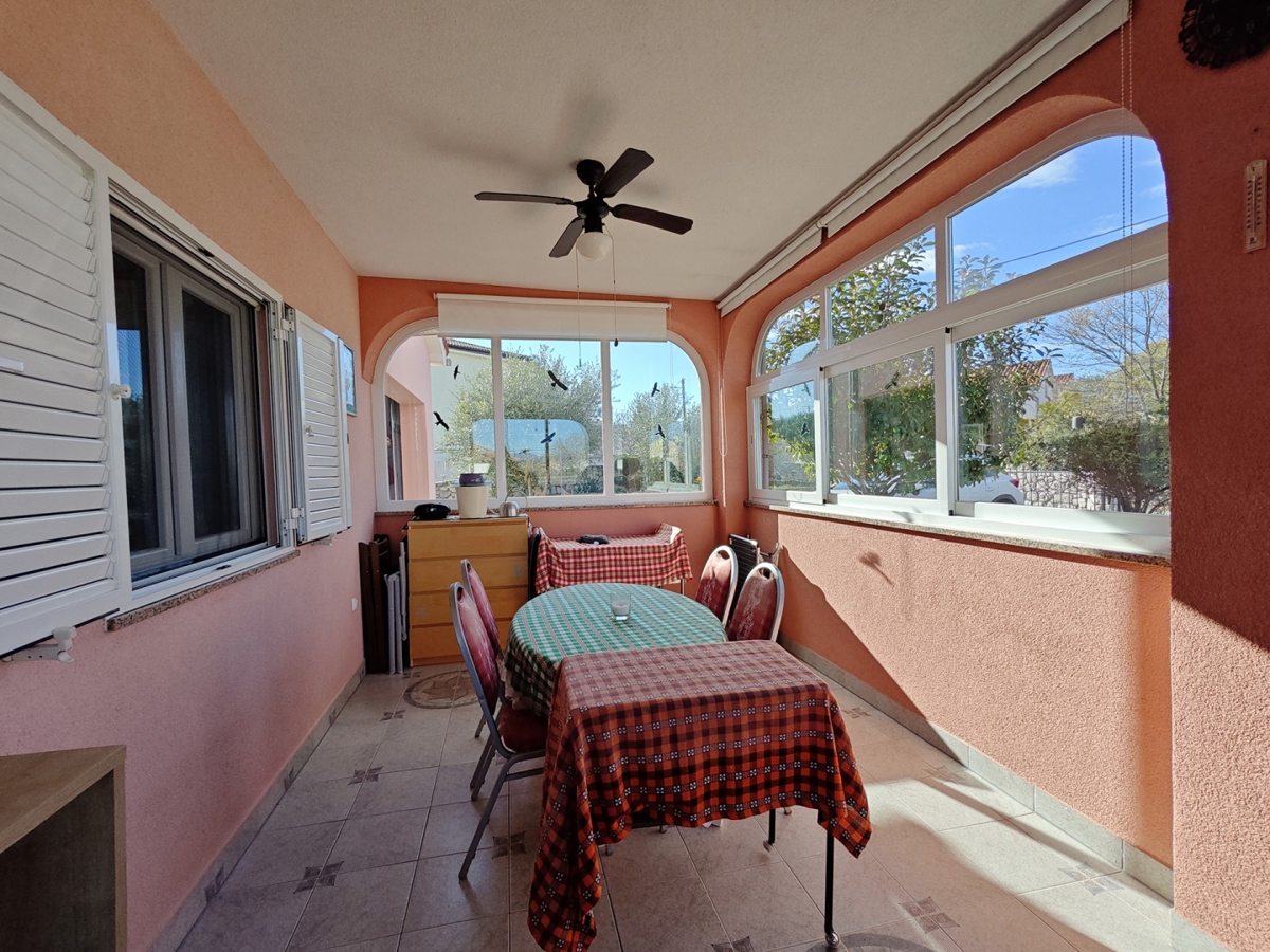 Območje MALINSKA - Samostojna hiša z dvema apartmajema in garažo