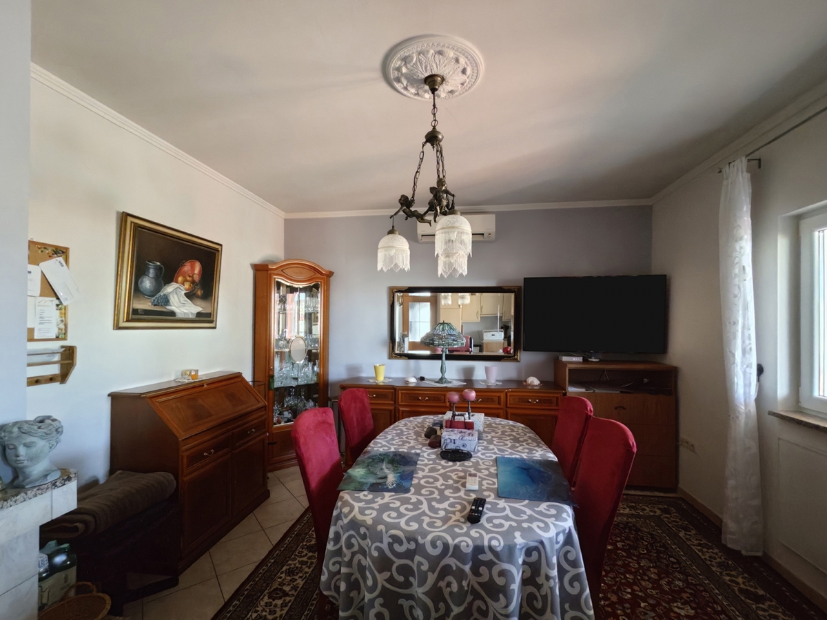 Območje MALINSKA - Samostojna hiša z dvema apartmajema in garažo