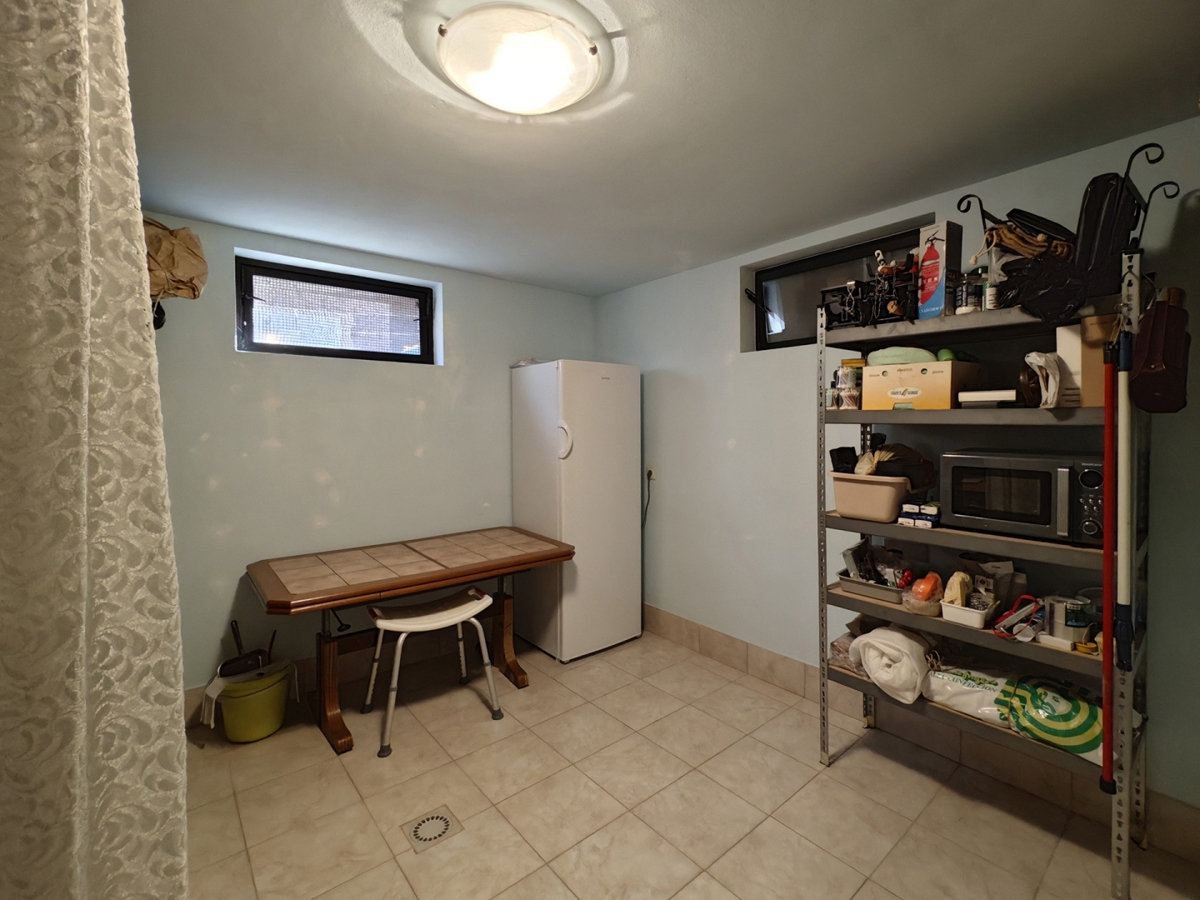 Območje MALINSKA - Samostojna hiša z dvema apartmajema in garažo