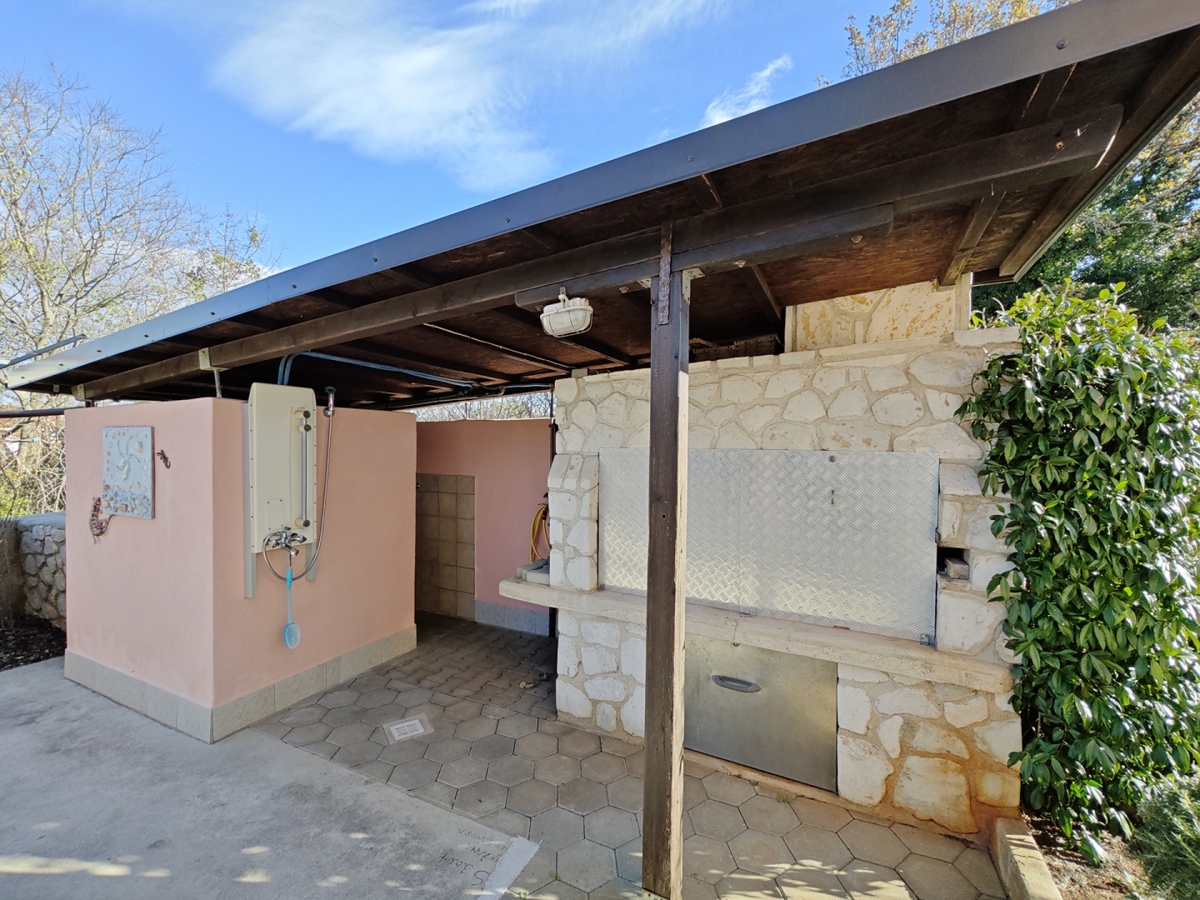 Območje MALINSKA - Samostojna hiša z dvema apartmajema in garažo