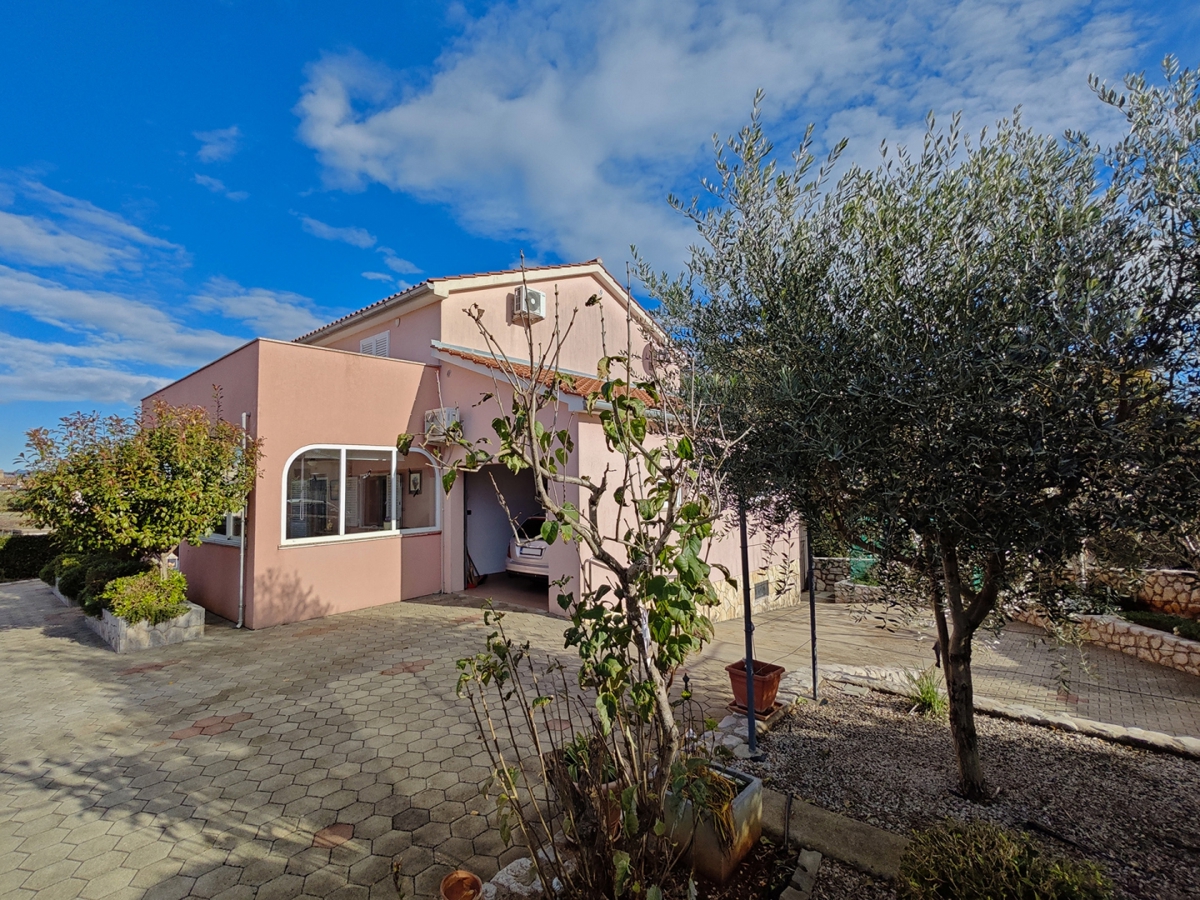 Območje MALINSKA - Samostojna hiša z dvema apartmajema in garažo